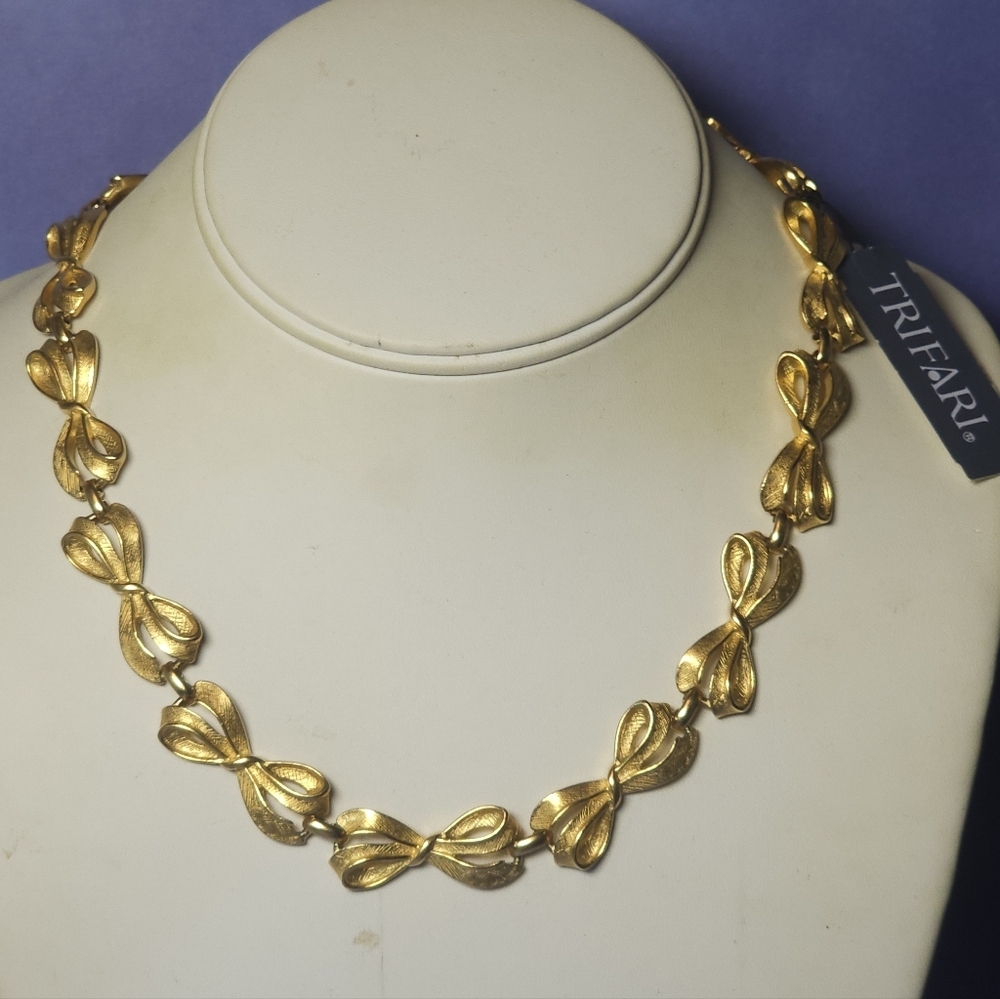 Crown Trifari Gold Tone Bow Choker Necklace NWT - Picture 7 of 7